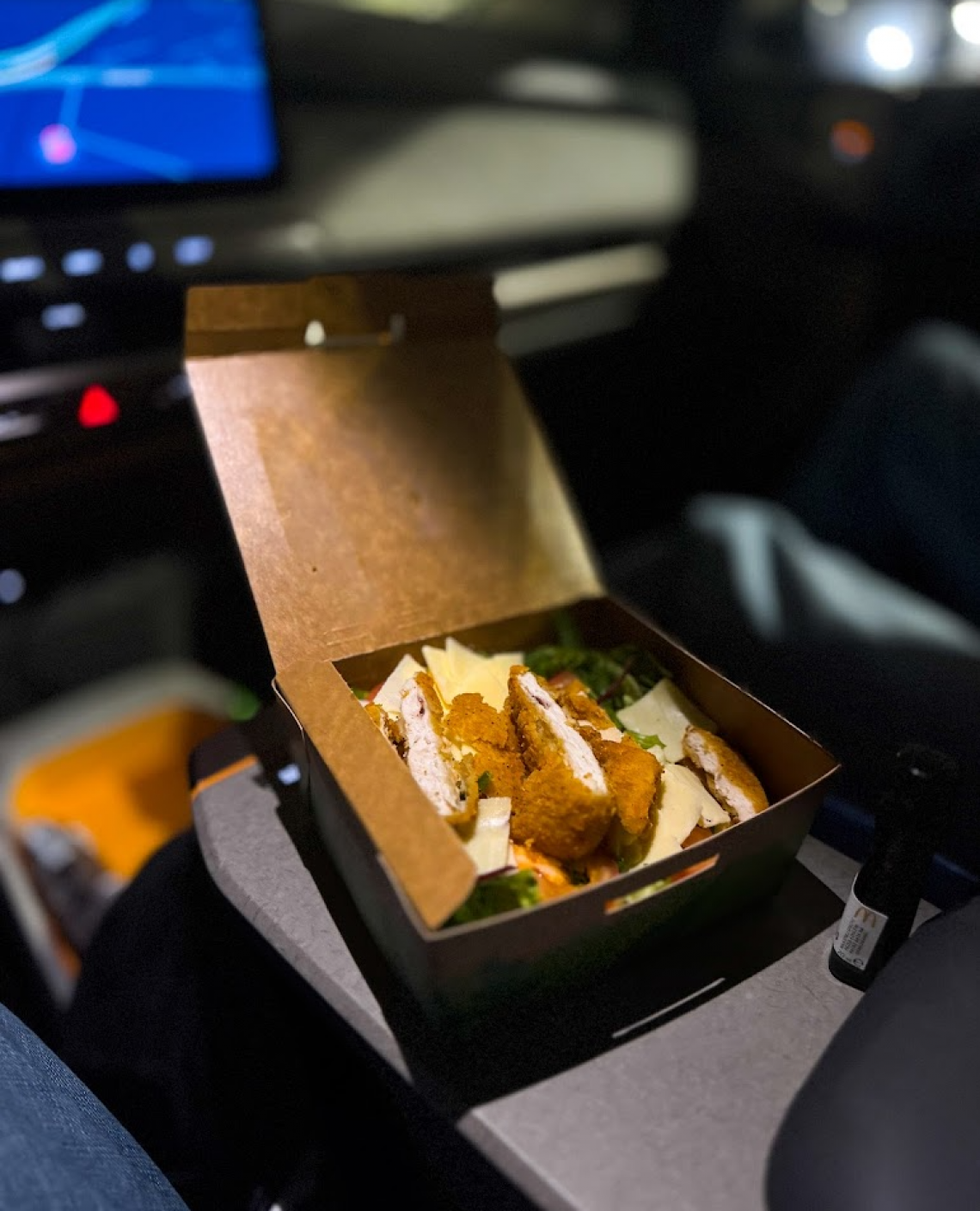 Są w EV3 smaczki. Na przykład środkowy podłokietnik, który wygląda jak deska do krojenia pomidorów. Długo nie wiedziałem, po co to komu, aż kupiłem sałatkę w McDonald’s. Kurczak pokrojony, temat zamknięty. Śmieszne? Tak. Skuteczne? Też tak.