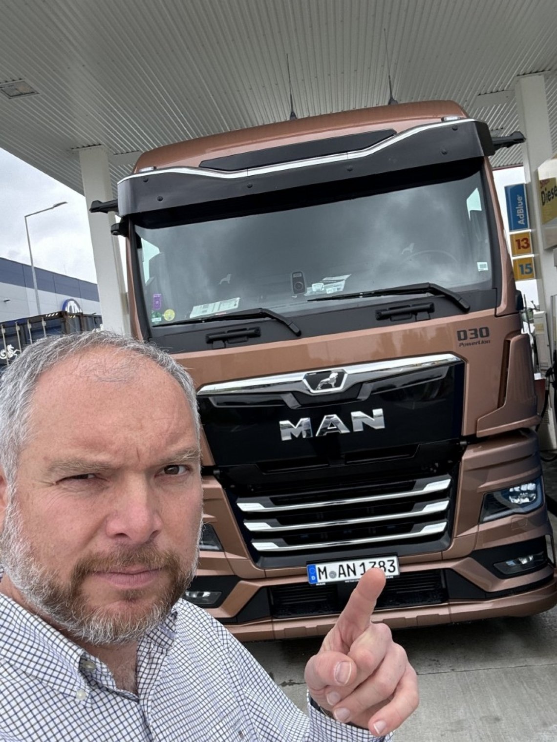 Oszczędność na poziomie 3,5 litra na każde 100 kilometrów to w transporcie wynik,  który robi realną różnicę w budżecie firmy. Bo to ponda 21 zł mniej na każdych  stu kilometrach. Mało? Biorąc pod uwagę średnie roczne przebiegi takich zestawów  szacowane na 130 000 km, oszczędność może wynieść ponad 27 tys. zł.  I to tylko na jednym aucie.