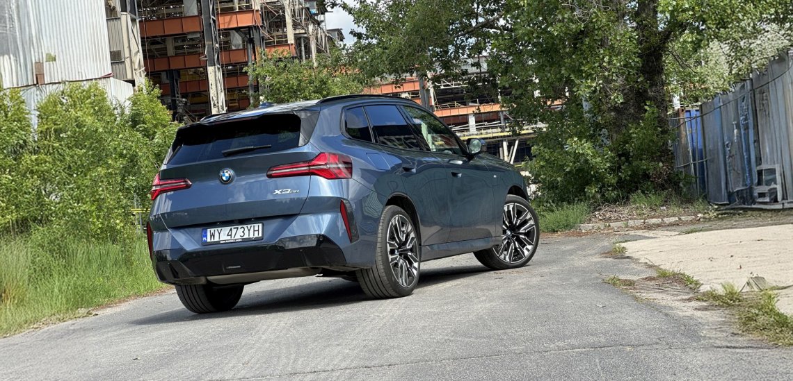 Wizualnie auto może się podobać. Jest muskularne, proporcjonalne i eleganckie. Razi jedynie duży grill  z podświetleniem, przynajmniej mnie, ale do tego BMW przyzwyczaja nas od dłuższego czasu. 