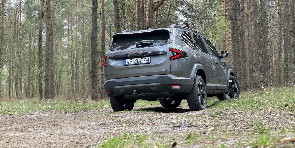 Masywny wygląd, wysoko poprowadzoną linię maski, kanciaste kształty  i olbrzymie plastikowe dokładki. To wszystko sprawia, że auto wygląd na jeszcze  większe, niż jest w rzeczywistości.