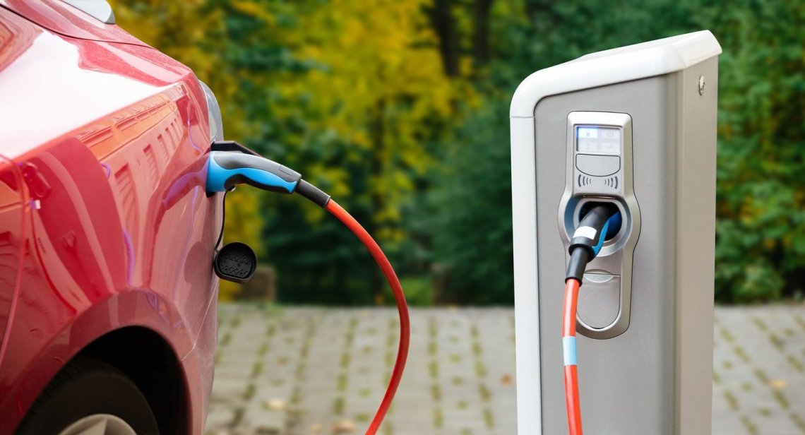 Auta w pełni elektryczne (BEV) stanowiły na koniec grudnia 2023 r. już 2,3% łącznej floty, a ich udział w ciągu roku niemalże się podwoił (z poziomu 1,2% na koniec roku 2022). Szybki wzrost udziału elektryków to przede wszystkim efekt rządowego programu dopłat „Mój elektryk”, ale również spadających cen aut tego typu oraz coraz lepiej rozwiniętej infrastruktury ładowania samochodów elektrycznych w naszym kraju.