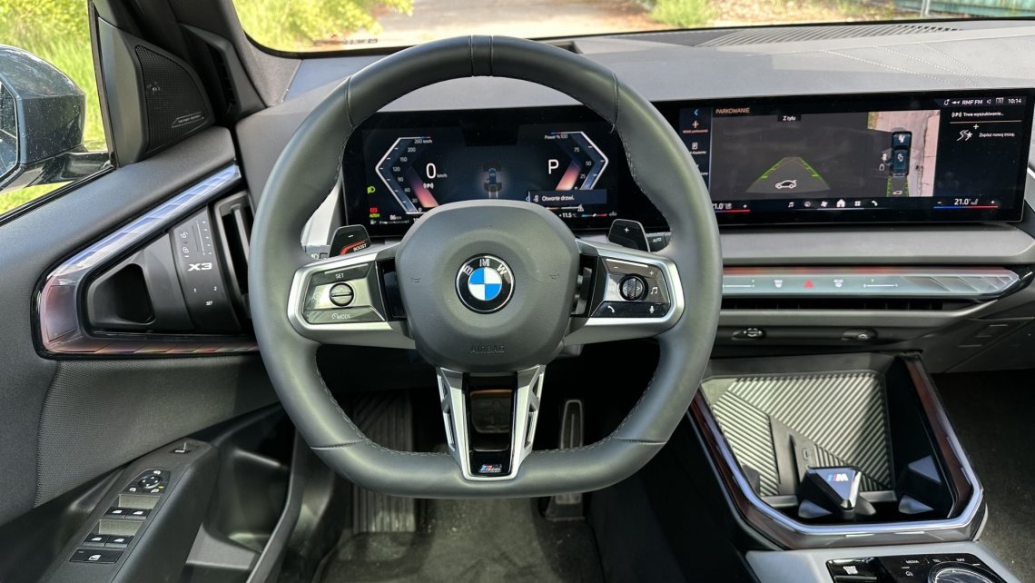 Projekt deski rozdzielczej i olbrzymi, choć bezużyteczny schowek na konsoli środkowej. Wiem, wiem, że to wszystko kwestia gustu, jednak styliści BMW wykazali się sporą odwagą, tak urządzając wnętrze.