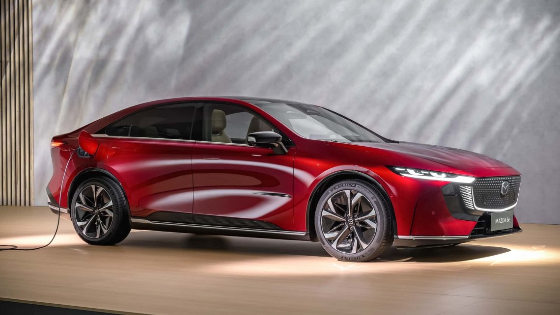 Mazda6e to w pełni elektryczny samochód z segmentu D o eleganckim i dynamicznym designie — idealny dla klientów, którzy chcą inwestować w nowoczesność, ekologię, a także wizerunek.