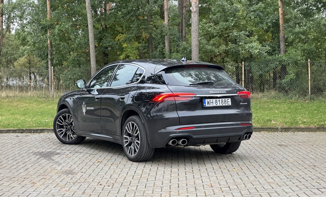 Na żywo Grecale wygląda lepiej niż na zdjęciach.  Ma proporcje, które budują napięcie między dynamiką a elegancją.