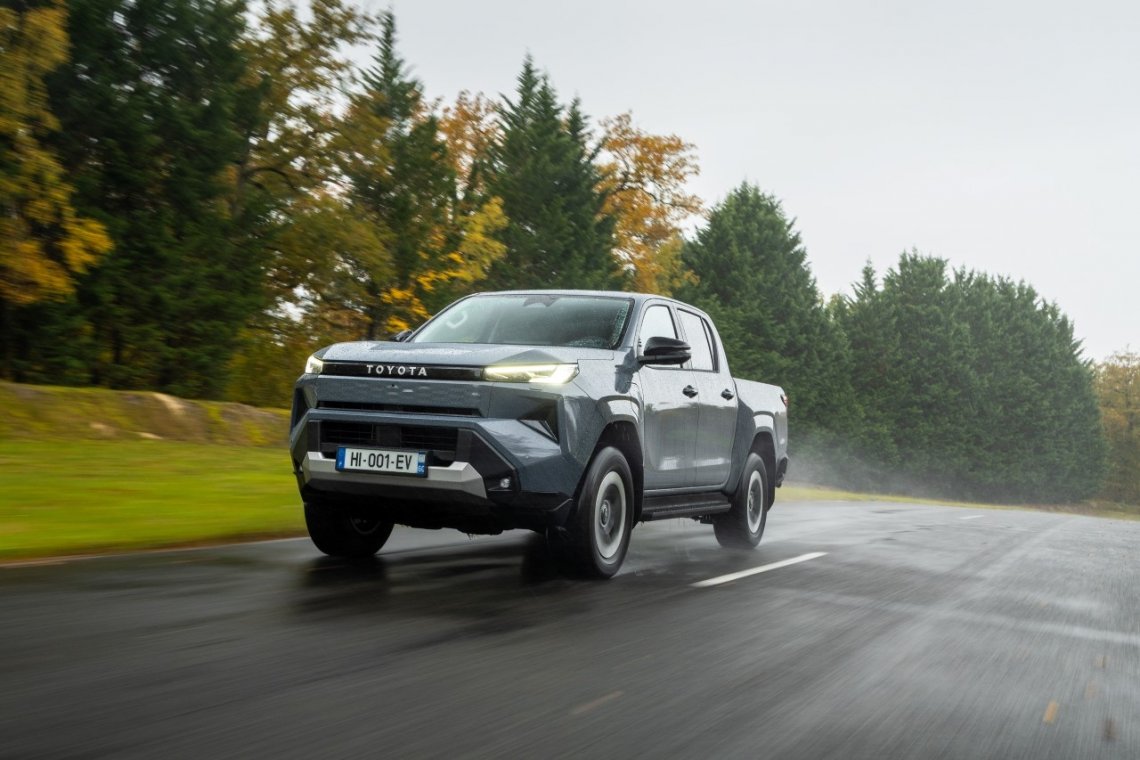 2026_Hilux_BEV_MtE_OnRoad_Dynamic_045