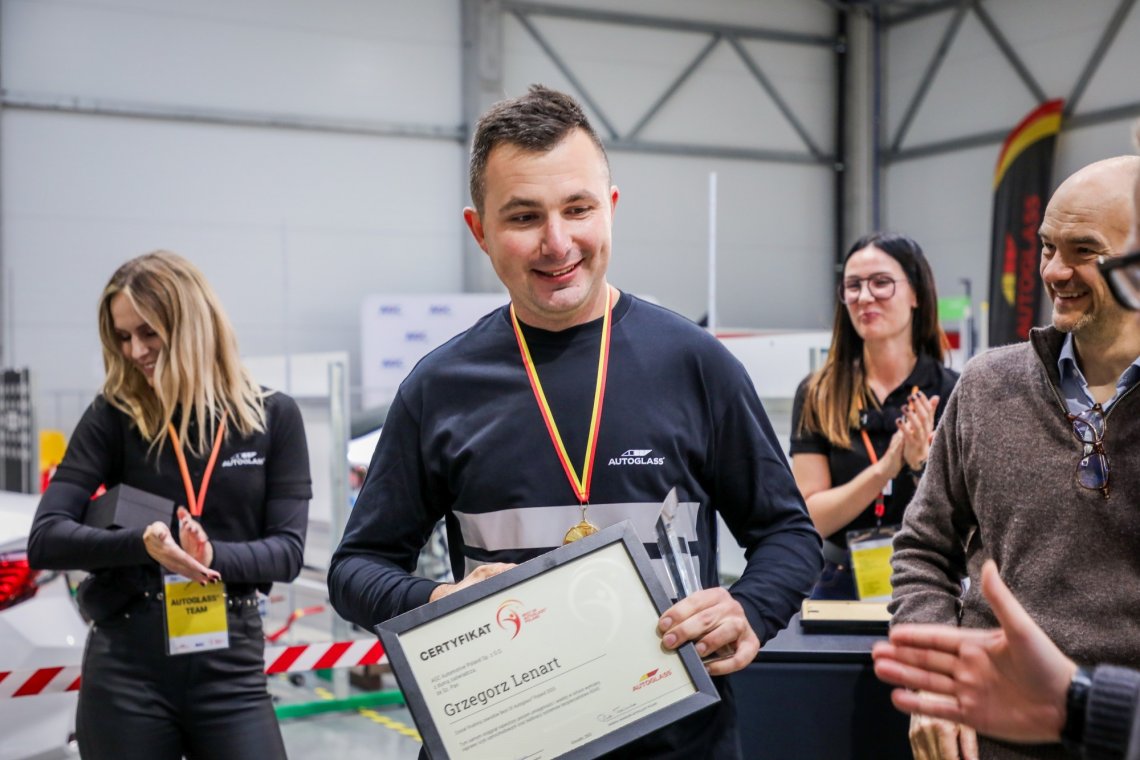 Rok 2026 będzie również wyjątkowy ze względu na wydarzenia międzynarodowe. Nasz reprezentant Grzegorz Lenart już w czerwcu weźmie udział w Best of Belron® w Lizbonie, czyli światowych mistrzostwach w montażu szyb samochodowych. 