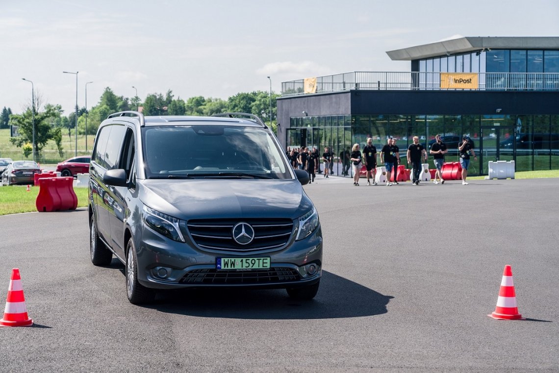 Elektryczna_flota_i_bezpieczenstwo_-_InPost_szkoli_kurierow_z_Mercedes-Benz_Vans_-_02