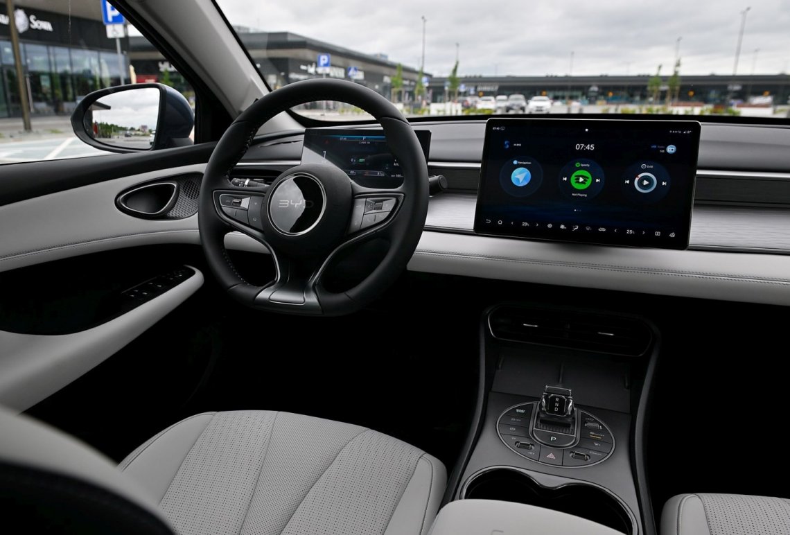 Na środku deski rozdzielczej znajduje się 12,8-calowy ekran dotykowy o wysokiej rozdzielczości, który można obracać pionowo lub poziomo. Obsługuje on sterowanie głosowe podstawowymi funkcjami oraz skróty dotykowe do ogrzewania i wentylacji. 