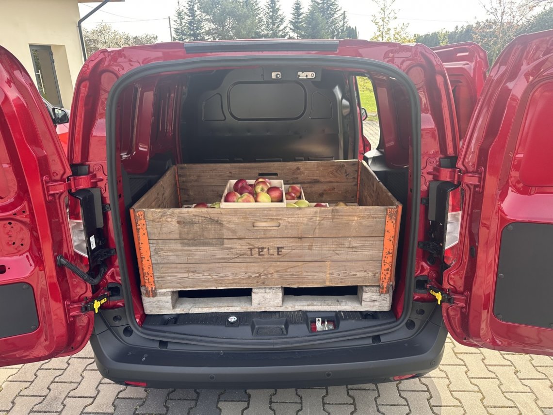 Do Forda zmieści się paleta nie tylko jabłek, ale i gruszek,  owoców warzyw i czego tam sobie zamarzymy.