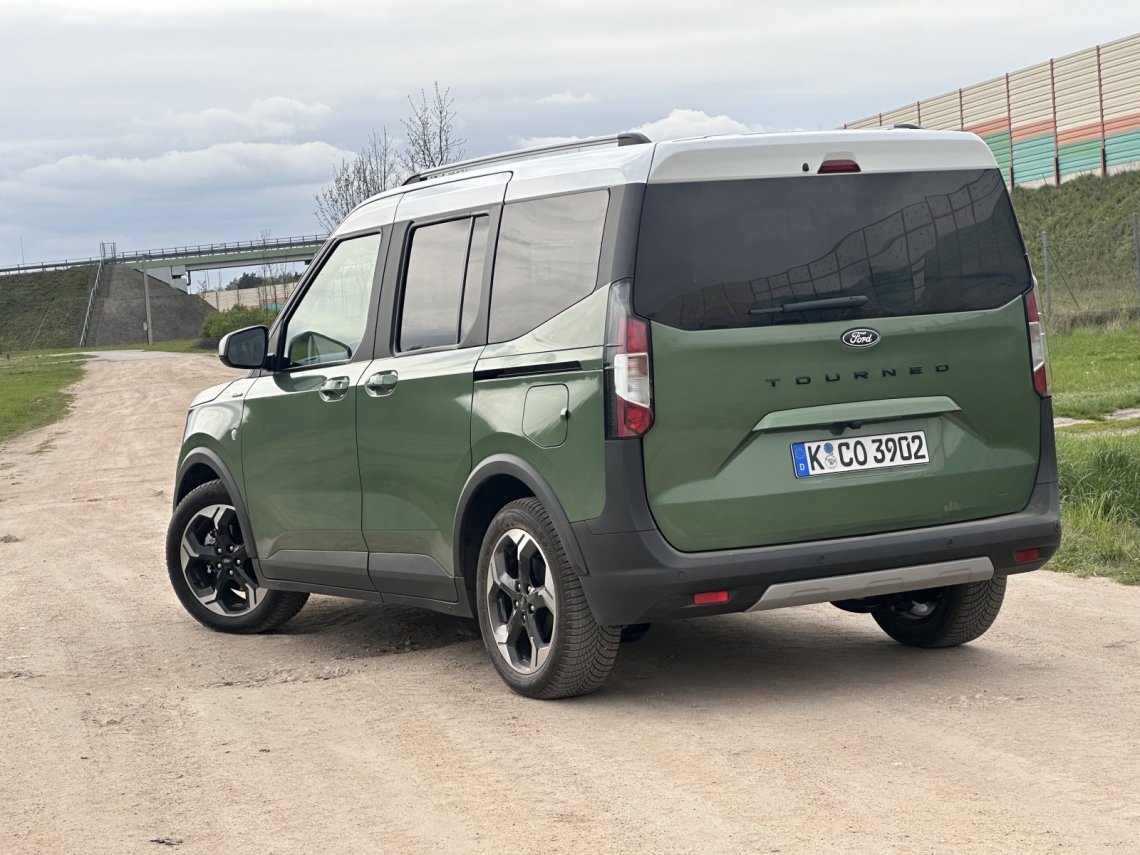 W momencie, kiedy z rynku zniknęły minivany zrobiło się miejsce na osobowe wersje aut dostawczych.  Nam – szczególnie w tym kolorze – Ford przypomina Defendera.
