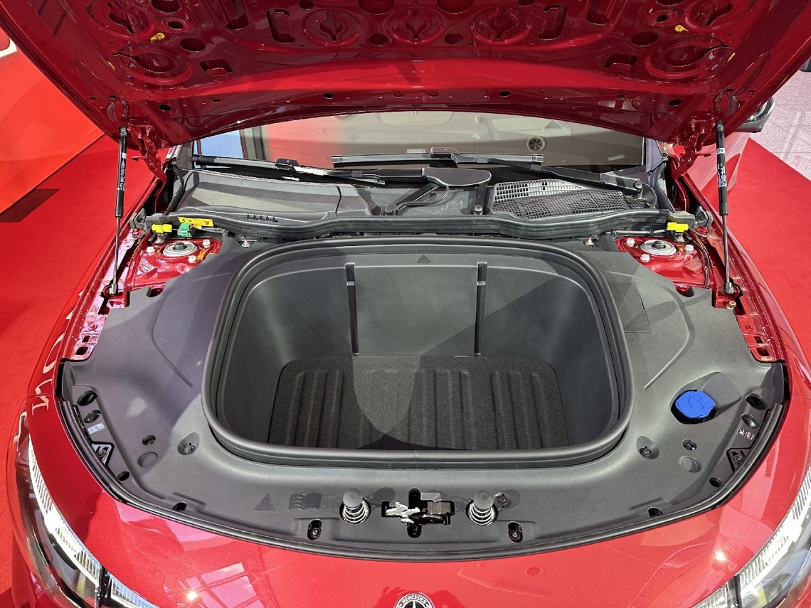 Mercedes_CLA-5Nowy Mercedes CLA to prawdziwy przełom dla marki. Jak widać, najpierw zaprezentowano wersję elektryczną w nadwoziu sedan. Będzie także kombi i inne rodzaje napędu.