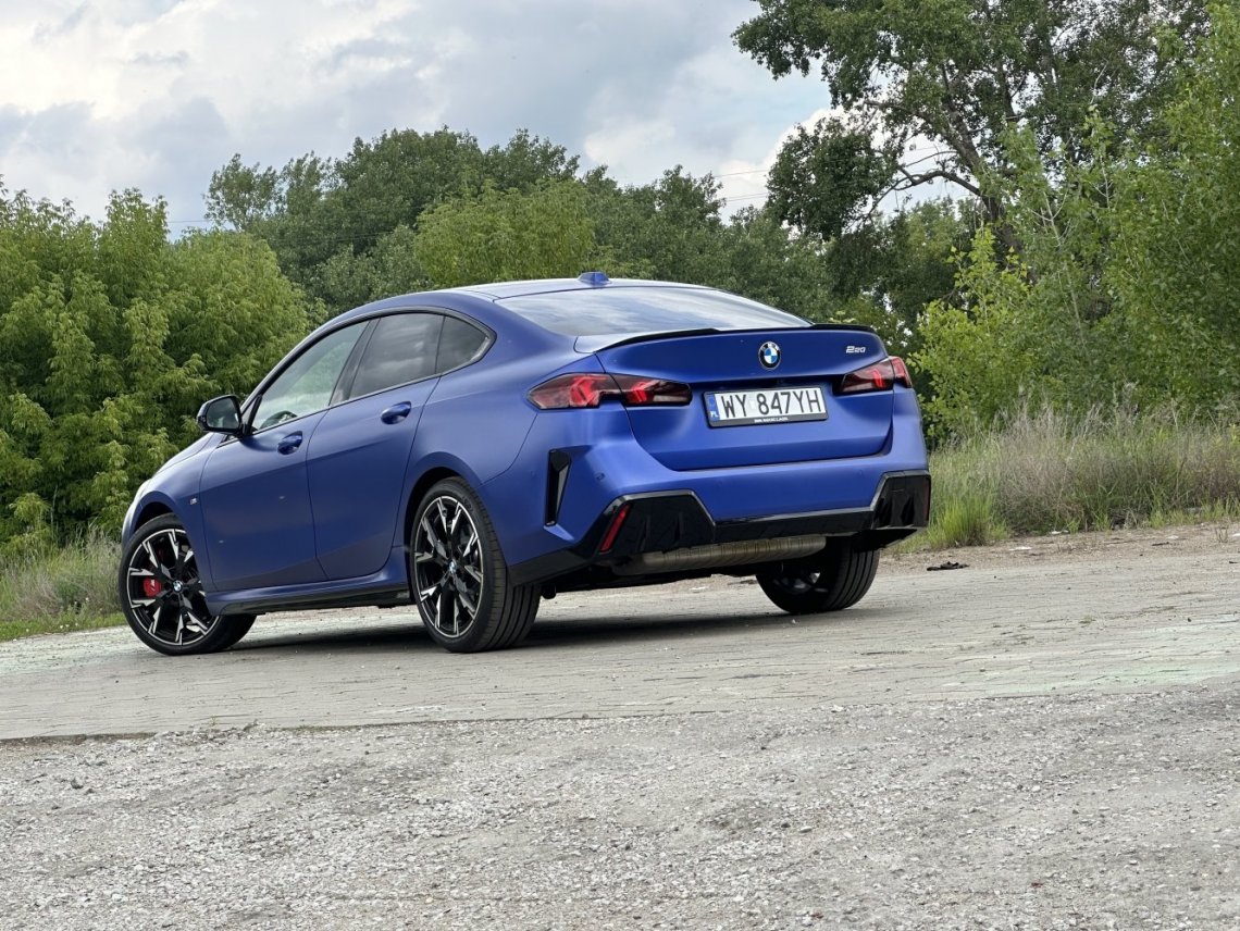 Sylwetka 220 GC polaryzuje; albo podoba się bardzo, albo wcale. Dobrze, bo najgorzej to nie budzić emocji.