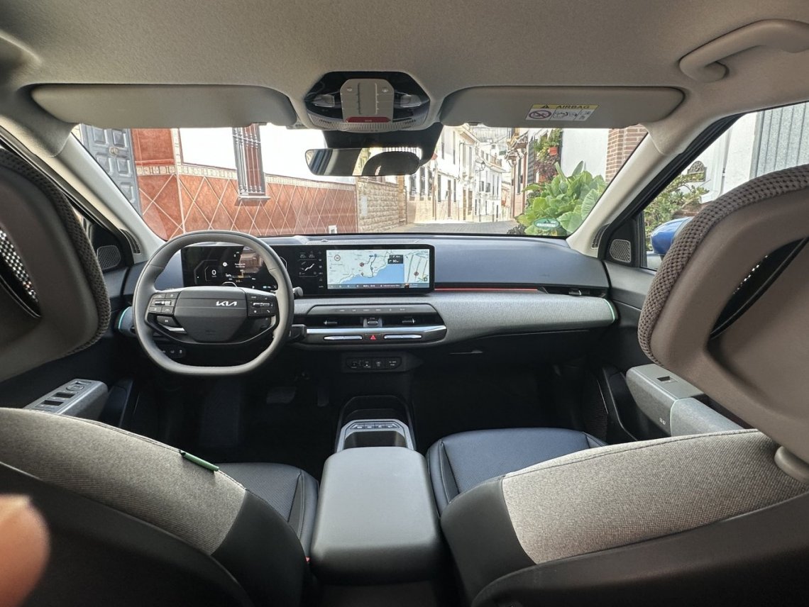 Siedząc we wnętrzu EV4 nie wiemy, czy jesteśmy w elektryku czy w wersji spalinowej. Kierownicy w tym kształcie mówimy stanowcze nie. Poza tym wygodnie i mądrze.