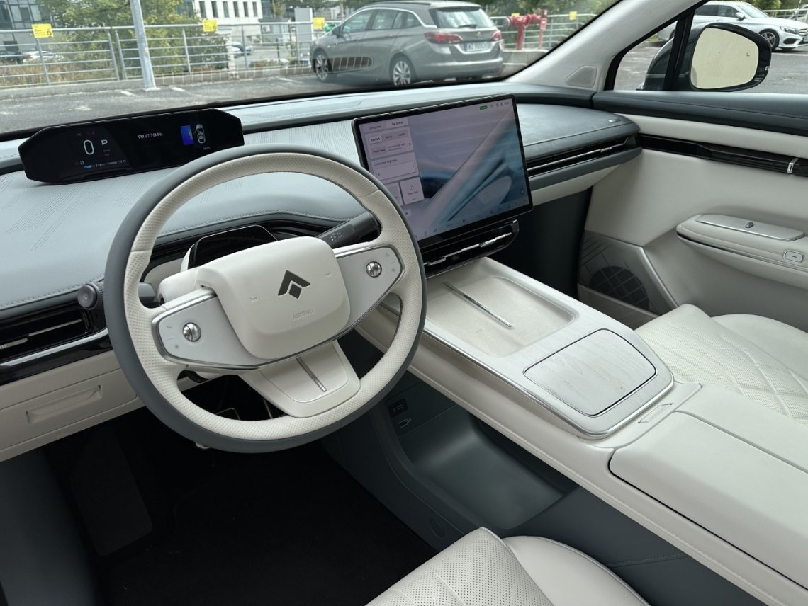 Biała skora Nappa, genialne wykończenie, kompletne wyposażenie i… rozkładane niemal na płasko tylne fotele. Do tego masaże, wentylacja i grzanie.