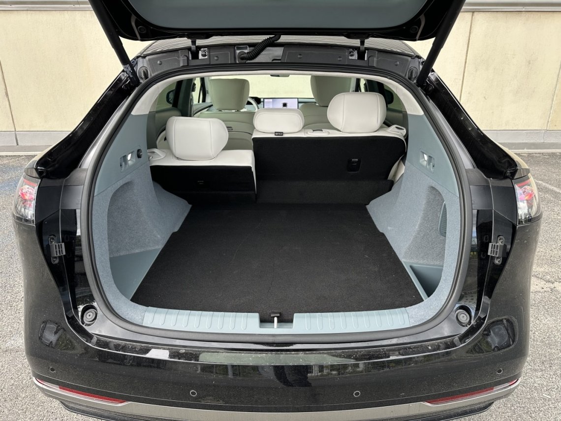 Bagażnik ma aż 670 litrów, a po rozłożeniu tylnej kanapy zmieści aż 1802. Do tego sporo w nim haczyków, siatek, a całość wykończona również jasnymi materiałami.