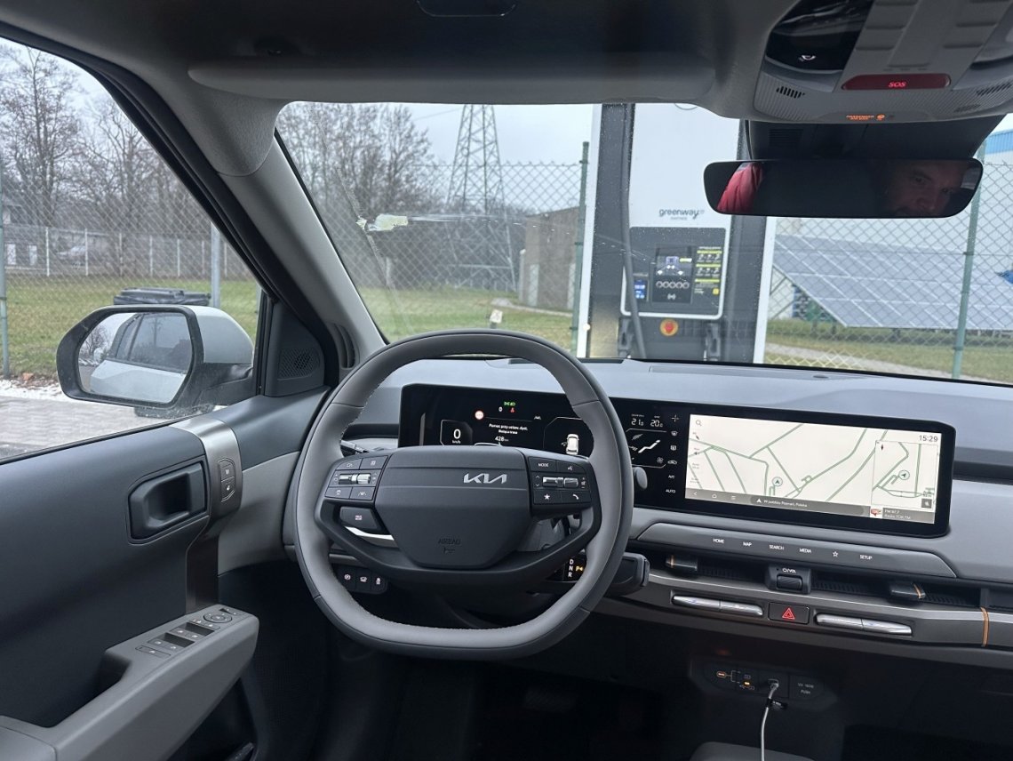 We wnętrzu mamy wegańską tapicerkę skórzaną, czyli coś w rodzaju skaju w kolorze grafitowo-jasnoszarym z pomarańczową wstawką w oparciu przednich foteli i tylnej kanapy oraz pomarańczowym wykończeniem wnętrza między kierowcą a pasażerem. 