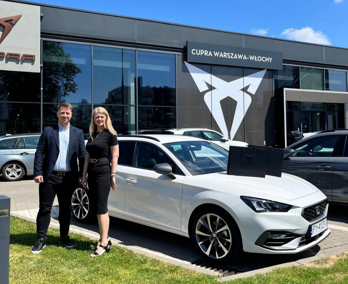 Izabela Radziszewska - Ostas, Regionalny Kierownik ds. Kluczowych Klientów SEAT & CUPRA oraz Piotr Baran, przedstawiciel Volkswagen Leasing Polska podczas przekazania samochodu do testu