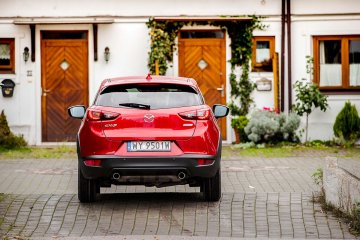 CX-3 bazuje na miejskiej Maździe 2, ale miejsca  w środku jest tak dużo, jak w większej trójce.  Samochód jest zgrabny i niezwykle urodziwy.