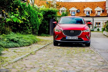 CX-3 bazuje na miejskiej Maździe 2, ale miejsca  w środku jest tak dużo, jak w większej trójce.  Samochód jest zgrabny i niezwykle urodziwy.