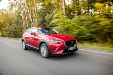 CX-3 bazuje na miejskiej Maździe 2, ale miejsca  w środku jest tak dużo, jak w większej trójce.  Samochód jest zgrabny i niezwykle urodziwy.