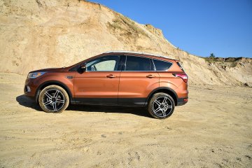 Moda na SUV-y trwa. Nie dajmy się zwieść atrapom i plastikowym  dokładkom. Kuga najlepiej sprawdzi się na asfalcie.
