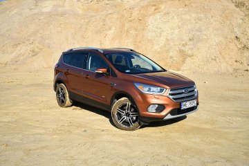 Moda na SUV-y trwa. Nie dajmy się zwieść atrapom i plastikowym  dokładkom. Kuga najlepiej sprawdzi się na asfalcie.