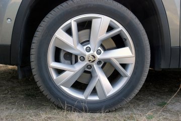 Samochód ma koła o znacznych wymiarach  ogumienia 235/50 R19 oraz tarcze hamulcowe  o dużej średnicy.