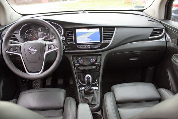 Mokka jest węższa niż Astra, ale projekt deski rozdzielczej jest niemal identyczny jak kompaktowym Oplu.