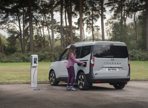 FORD_E-Tourneo_Courier_(5)