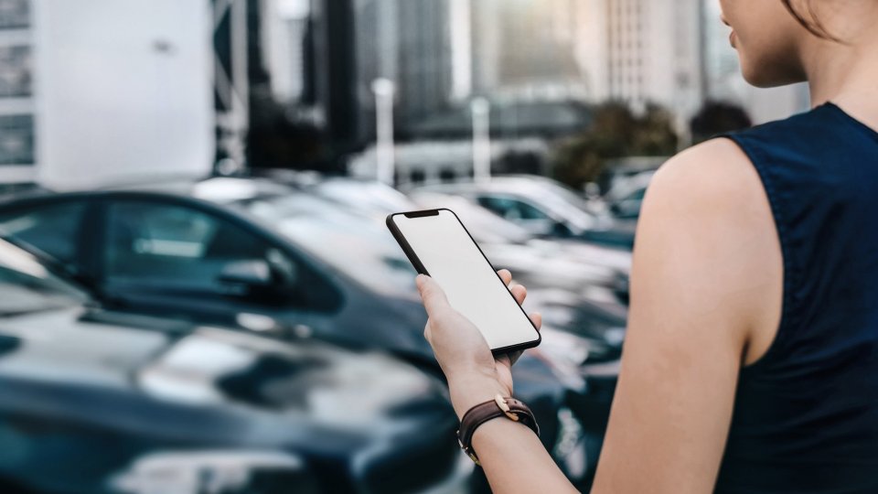 Fleet managerowie w codziennej pracy stykają się z wieloma programami służącymi do tego, aby usprawnić ich pracę. Programy do zarządzania flotą, dedykowane do kart paliwowych, do wyliczania TCO, planowania tras przejazdów. Dlatego wprowadziliśmy dla naszych klientów ułatwienia, takie jak podpis elektroniczny czy mobilna aplikacja (także wersja webowa) pozwalająca przedstawić ofertę.