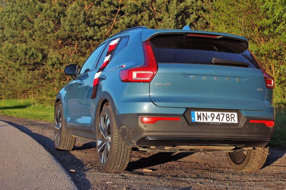 Volvo Cars chce przekonać flotowców do klasy premium. Kiedyś od klasy popularnej dzieliły te segmenty dwie przepaści – jakościowa i finansowa. Dziś klasa popularna dogoniła już premium, niestety, także i finansowo. Różnice w wyposażeniu niemal nie istnieją, a i w kosztach także się zacierają, co powoduje, że przesiadka nie spowoduje zrujnowania budżetu.
