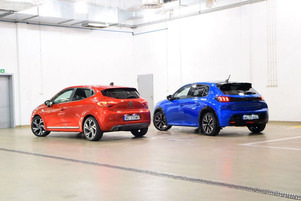 Miejskie samochody segmentu B zwykle mają bardzo zbliżone ceny. Nie tym razem. W topowych odmianach Peugeot 208 jest droższy  od porównywalnych wersji Clio o 10–14 tys. zł. To naprawdę kosmiczna różnica, biorąc pod uwagę fakt, że są to bardzo porównywalne produkty.
