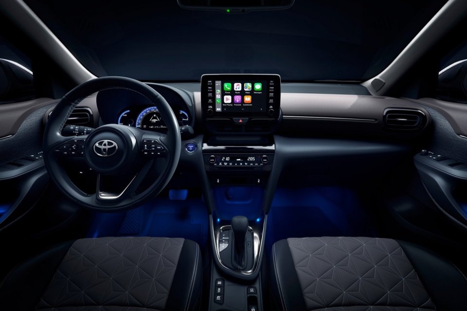 Toyota_Yaris_CrossHybrid_wnetrze