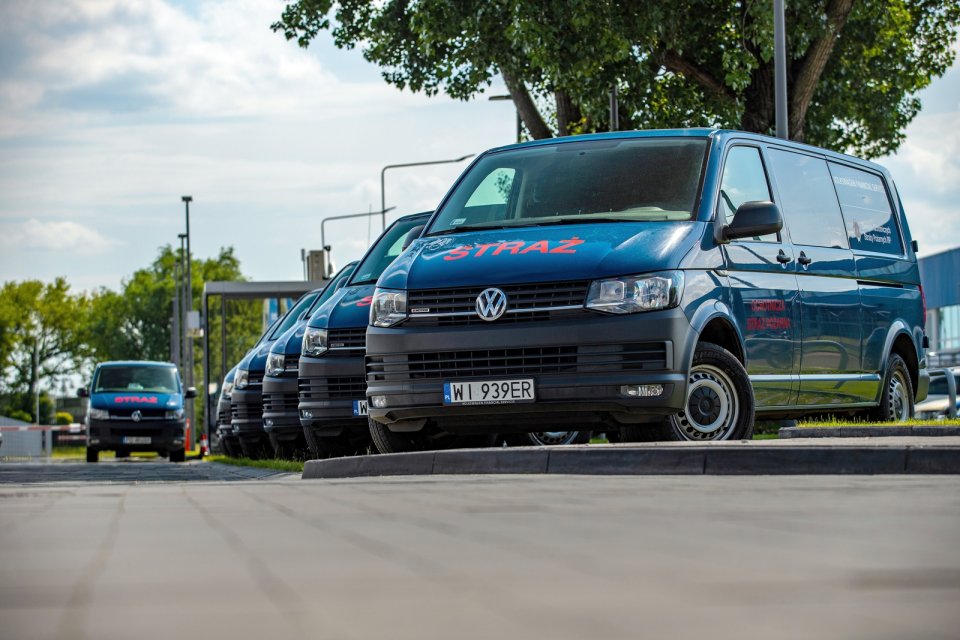 Popularnym działaniem importerów pojazdów w Polsce jest przekazywanie pojazdów ze swojej floty na rzecz wsparcia logistycznego dla organizacji humanitarnych, transportu osób i pomocy rannym.
