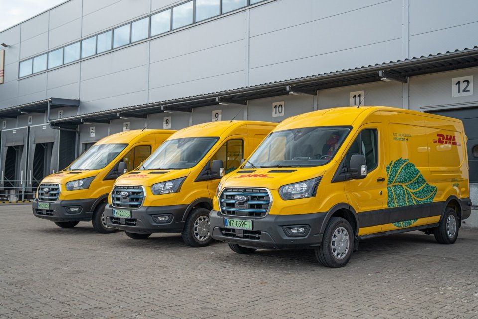 Jednym ze strategicznych punktów naszych działań na rzecz ochrony środowiska jest elektryfikacja floty. Tylko do końca 2023 roku DHL Parcel będzie miał w swojej flocie blisko 500 ekopojazdów. Elektryczny Ford E-Transit umożliwia dekarbonizowanie floty przy jednoczesnym zwiększaniu jej wydajności. Jedno ładowanie wystarczy do przejechania około 309 km.