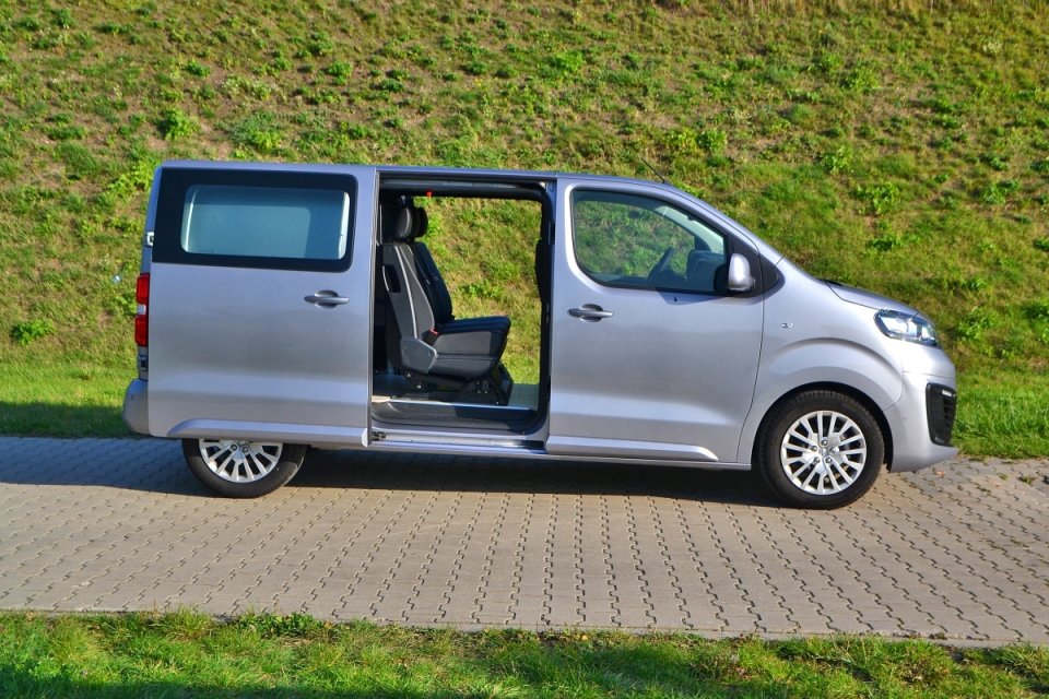 Wysokość testowanego Vivaro nie przekracza 1,90 m, co pozwala na parkowanie w typowych garażach podziemnych. Rozładunek na ciasnych parkingach ułatwią praktyczne drzwi dwuskrzydłowe.