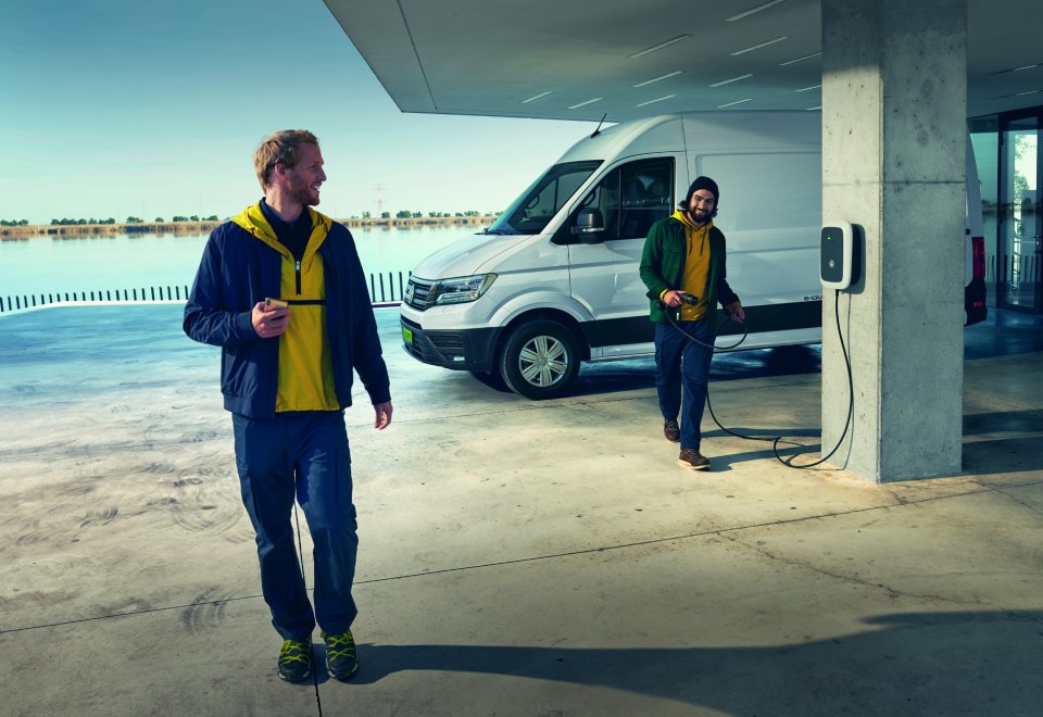 W ofercie marki Volkswagen Samochody Dostawcze mamy też wariant elektryczny e-Crafter napędzany jednostką o mocy 100 kW (290 Nm). Dzięki akumulatorom trakcyjnym o pojemności 35,8 kWh możemy przejechać nim na jednym ładowaniu 115 km według normy WLTP. 