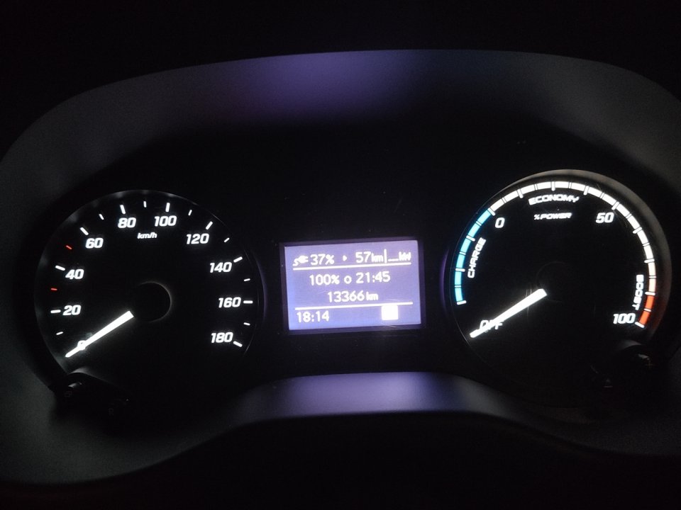 Mercedes-Benz_Vito_zegary