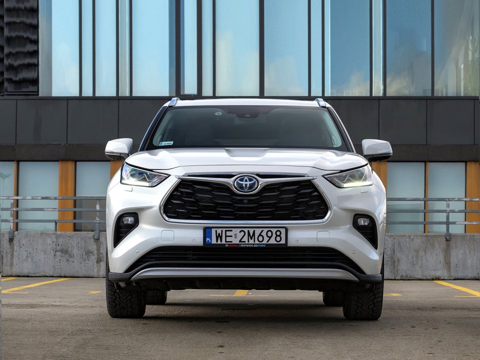 W warunkach europejskich Highlander to naprawdę duży samochód, ale za oceanem Toyota ma w ofercie dwa większe SUV-y, czyli 4Runner i Sequoia. Land Cruiser, choć wyższy, jest krótszy i węższy od Highlandera.
